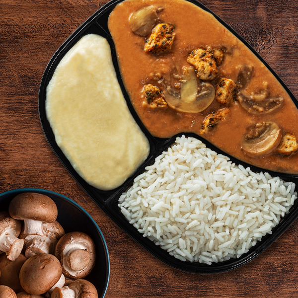 Strogonoff de frango com champignon, arroz branco e purê de batatas